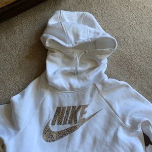 Women’s Nike sweatshirt.